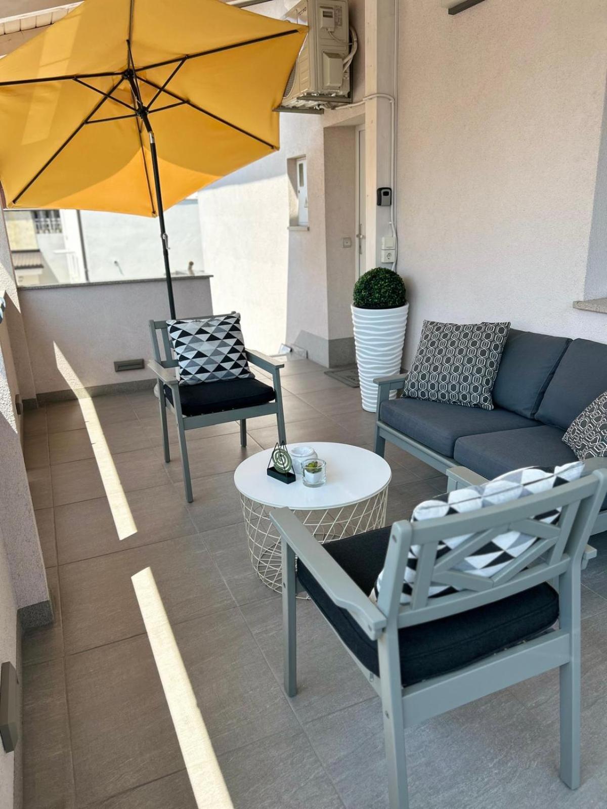 Lumani With Free Parking Apartment